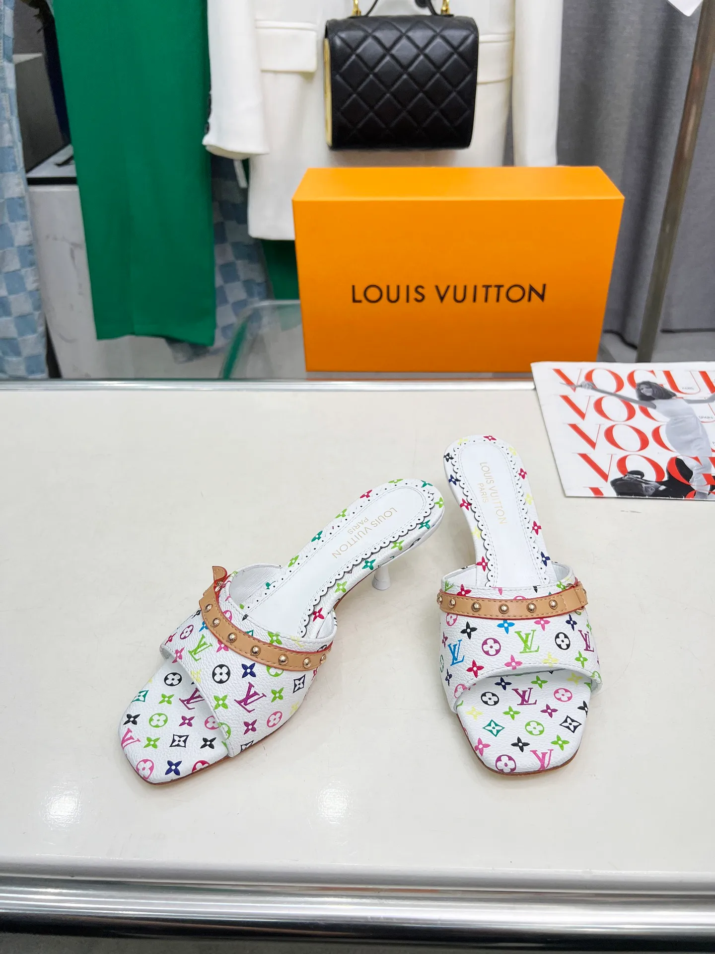 Factory direct sales👟👟Ex-factory price 440👟👟 LV new denim denim kitten heel slippers 2025 summer must-have for goddesses, original replica, super comfortable on the feet. Show off the queen's temperament, the heel height is 5.5CM, which shows your temperament without being tiring. Standard code: 35-42 (41 and 42 codes are customized, non-returnable and non-exchangeable)